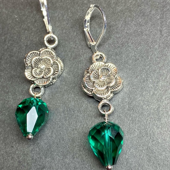 Elegant Silver Floral Earrings with Green Crystal Drops - Picture 2 of 5